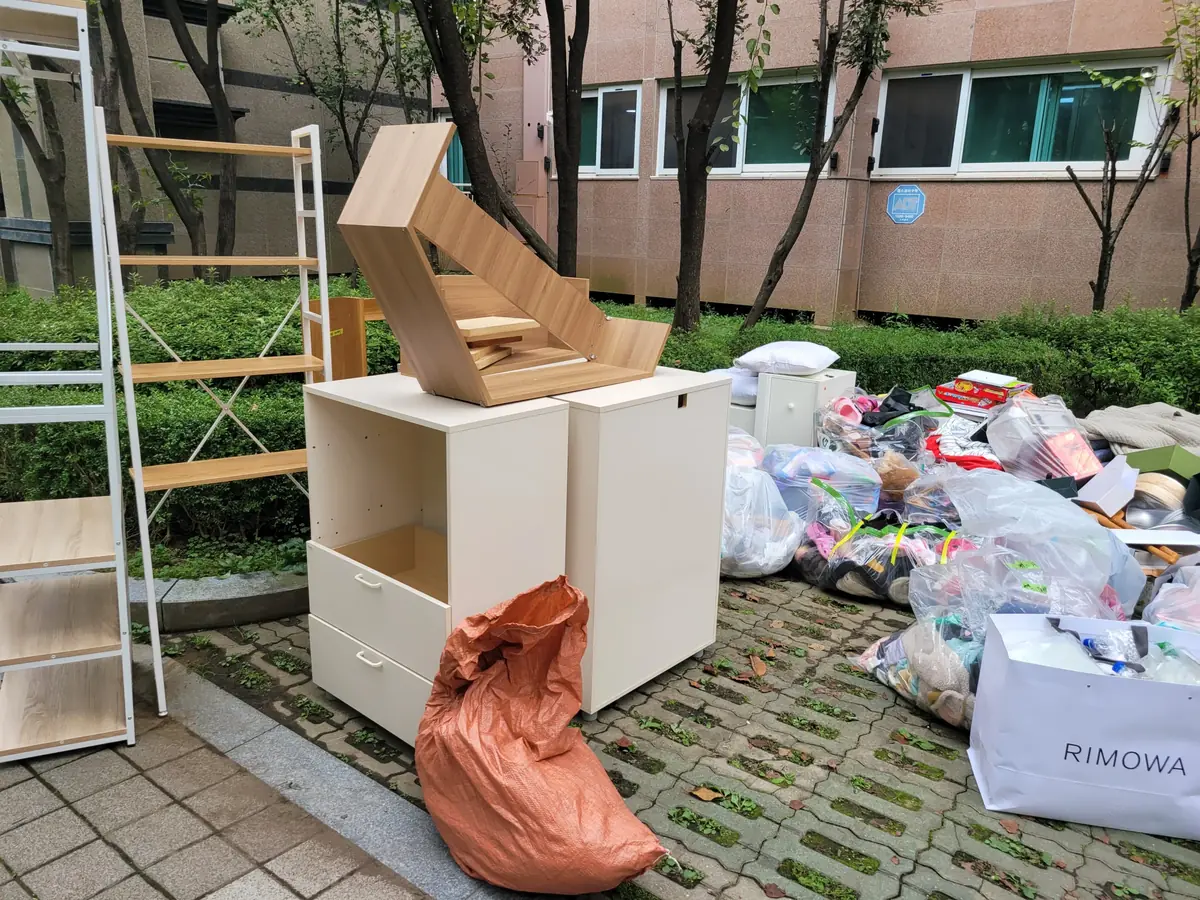 단지 공터에 모아 둔 수납장과 선반