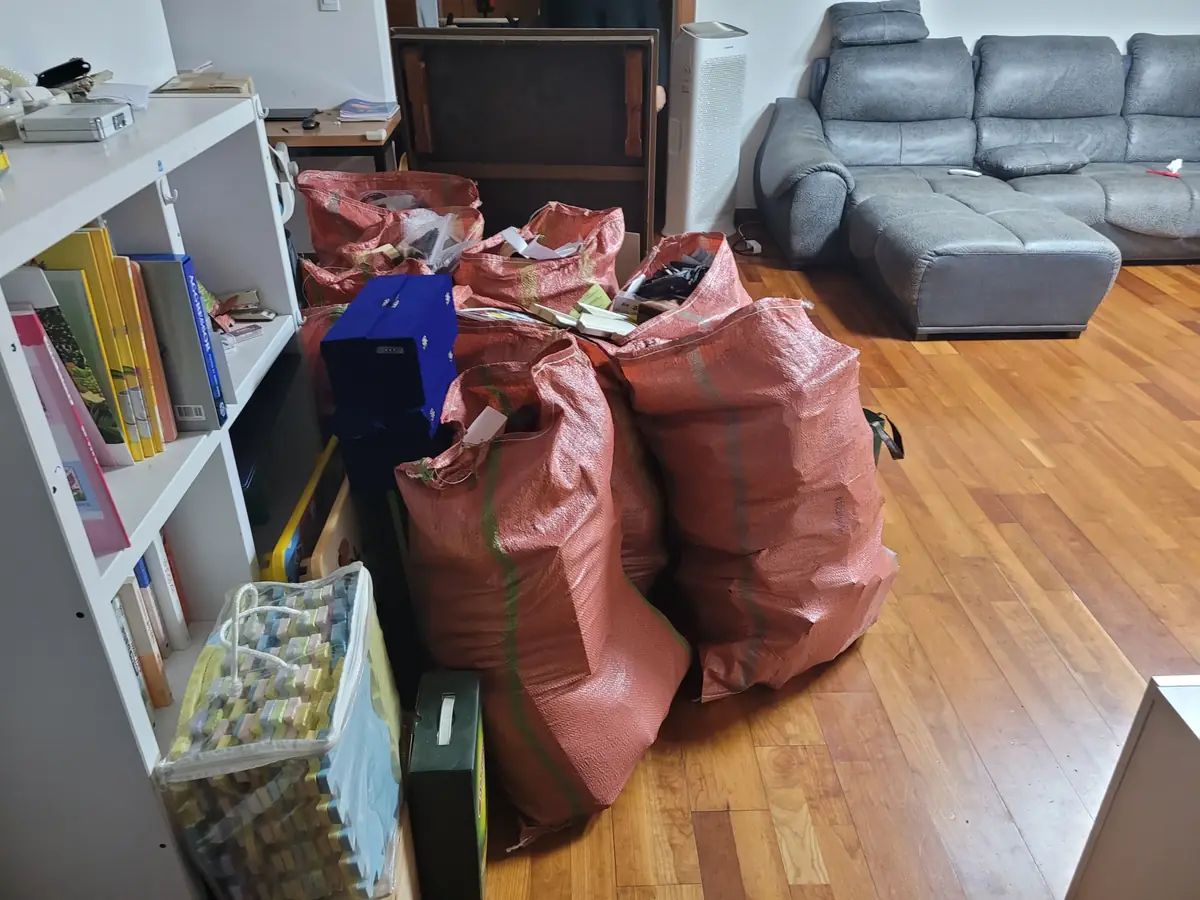거실 구석의 가죽 소파 옆에 쌓인 포대
