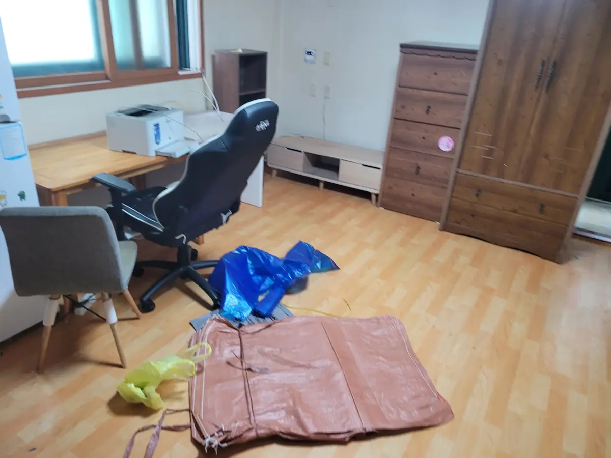 책상, 의자, 냉장고가 놓인 방