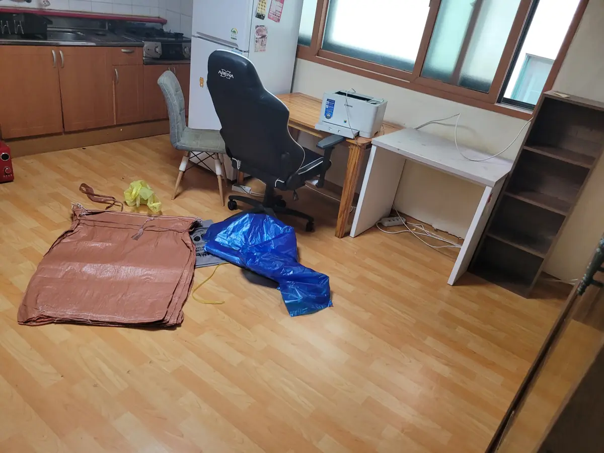 책상과 의자 옆에 포대가 놓인 방