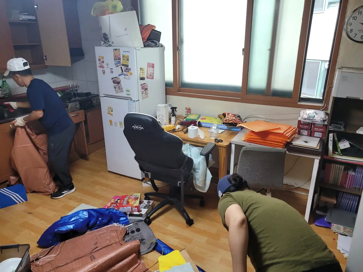 책상과 게이밍 의자가 놓인 방
