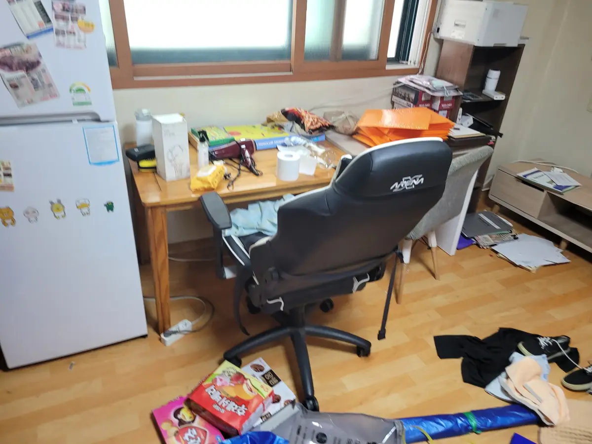 책상과 의자가 놓인 방
