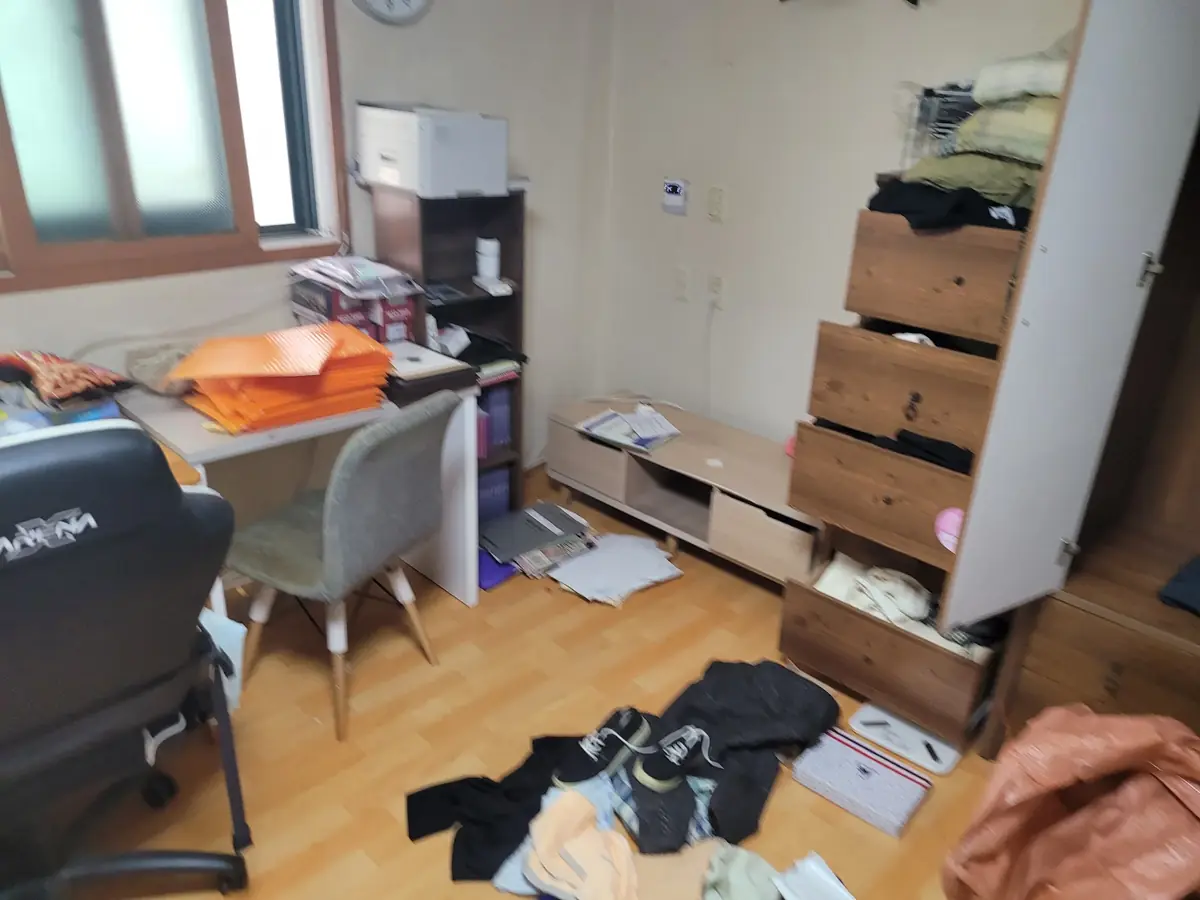 서랍장과 책상이 있는 방 안