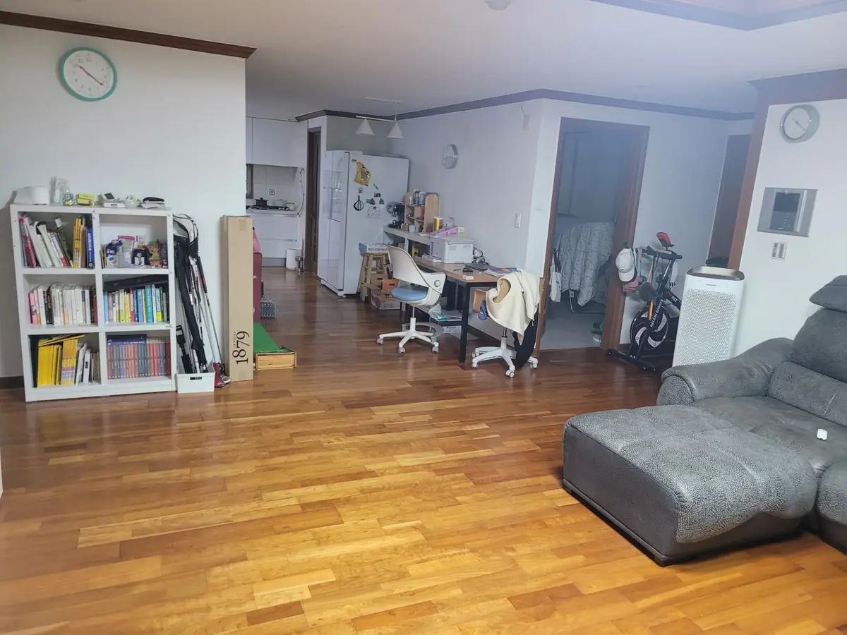 거실에 놓인 회색 소파와 책장