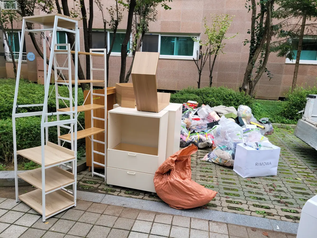 배출을 기다리는 선반과 서랍장