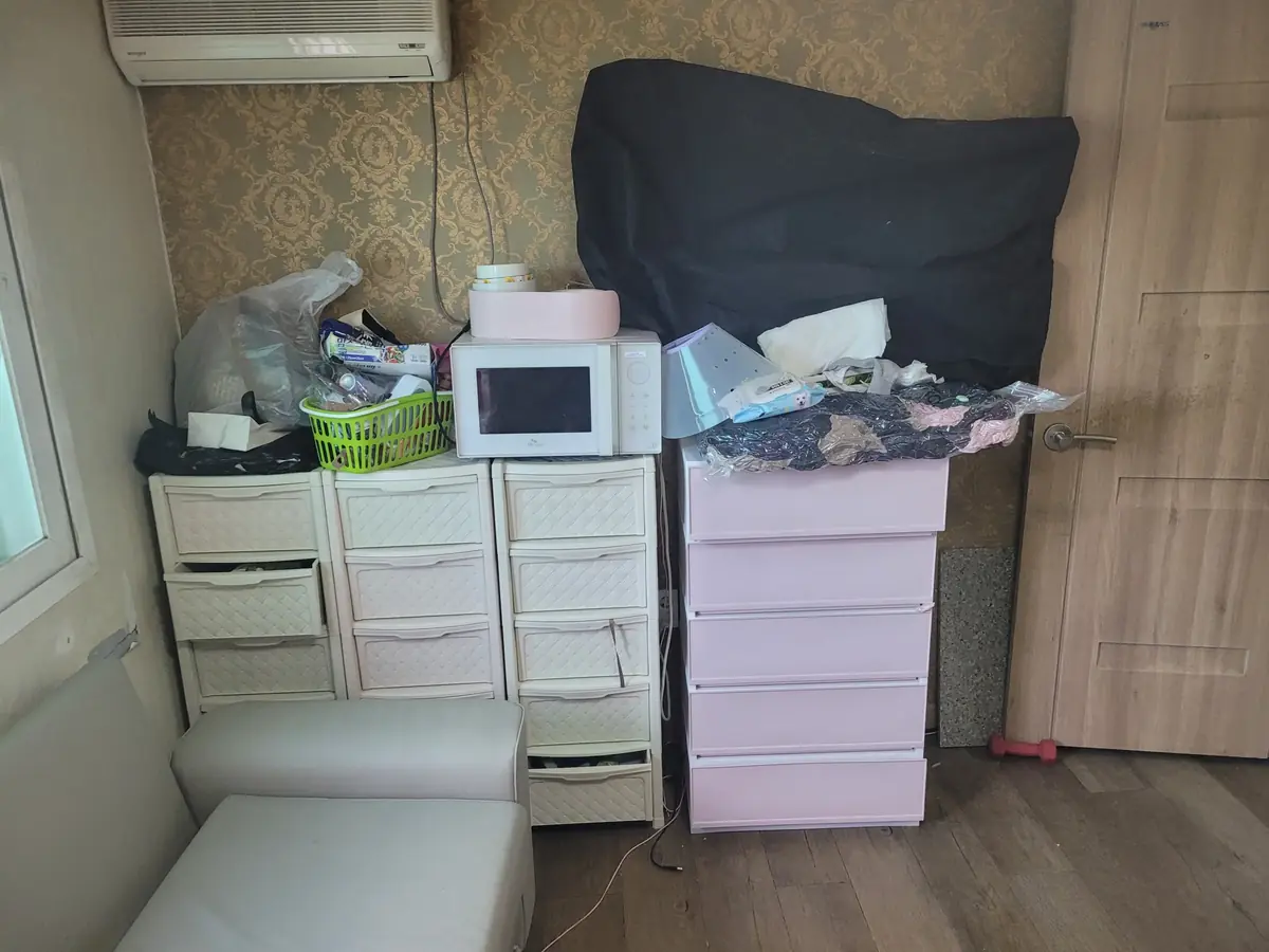 서랍장과 소파가 놓인 원룸 내부