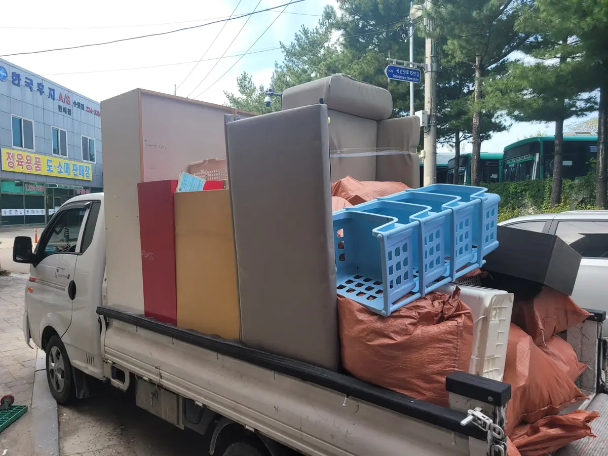 트럭 적재함에 실은 수납장과 가구